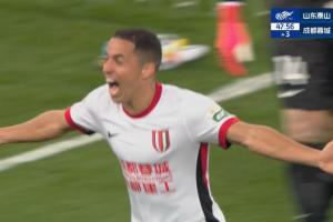 开云APP-蓉城2-0领先泰山！史松宸失误，韦世豪侧钩踢疵，罗慕洛破门