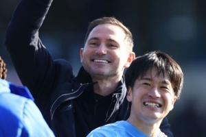 开云-兰帕德：坂元达裕的敬业精神令人难以置信，他让我想起了坎特