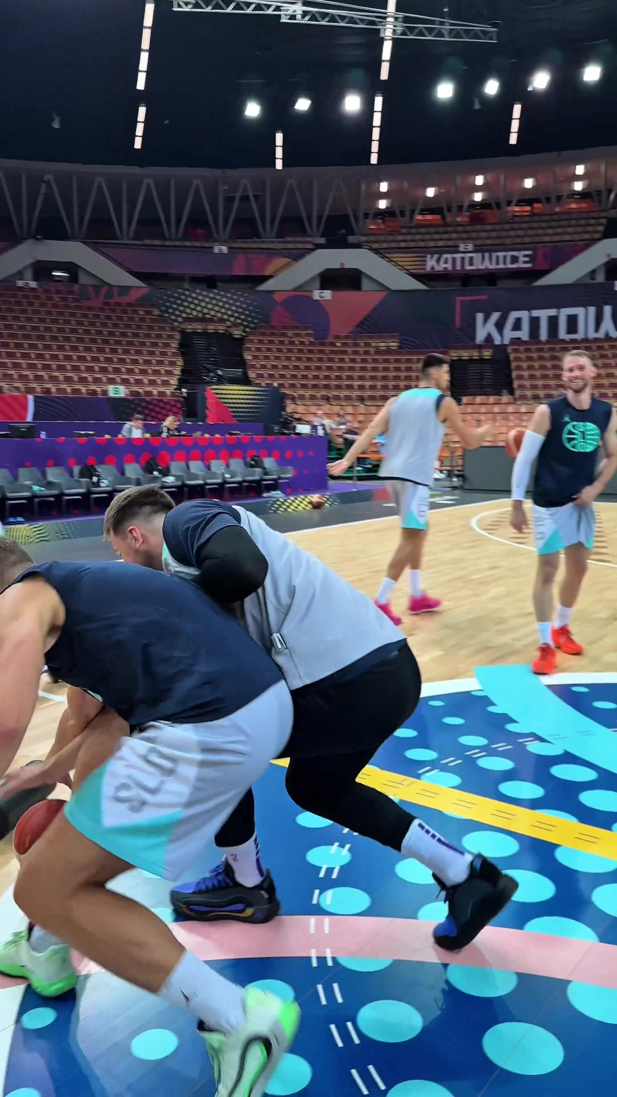 开云注册入口-斯洛文尼亚队内举办一对一抢球游戏 东契奇积极参与&amp;倒地抢球