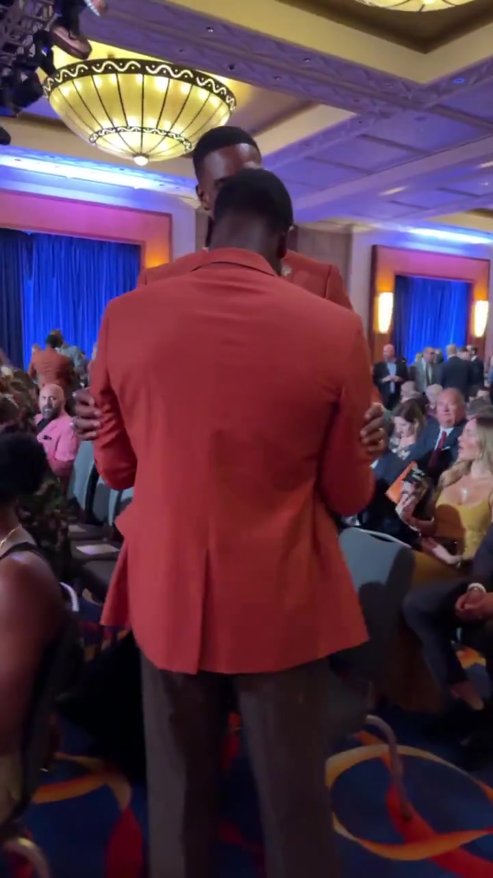 开云APP-回忆满满！名人堂入堂仪式彩排现场 韦德和波什热情拥抱寒暄