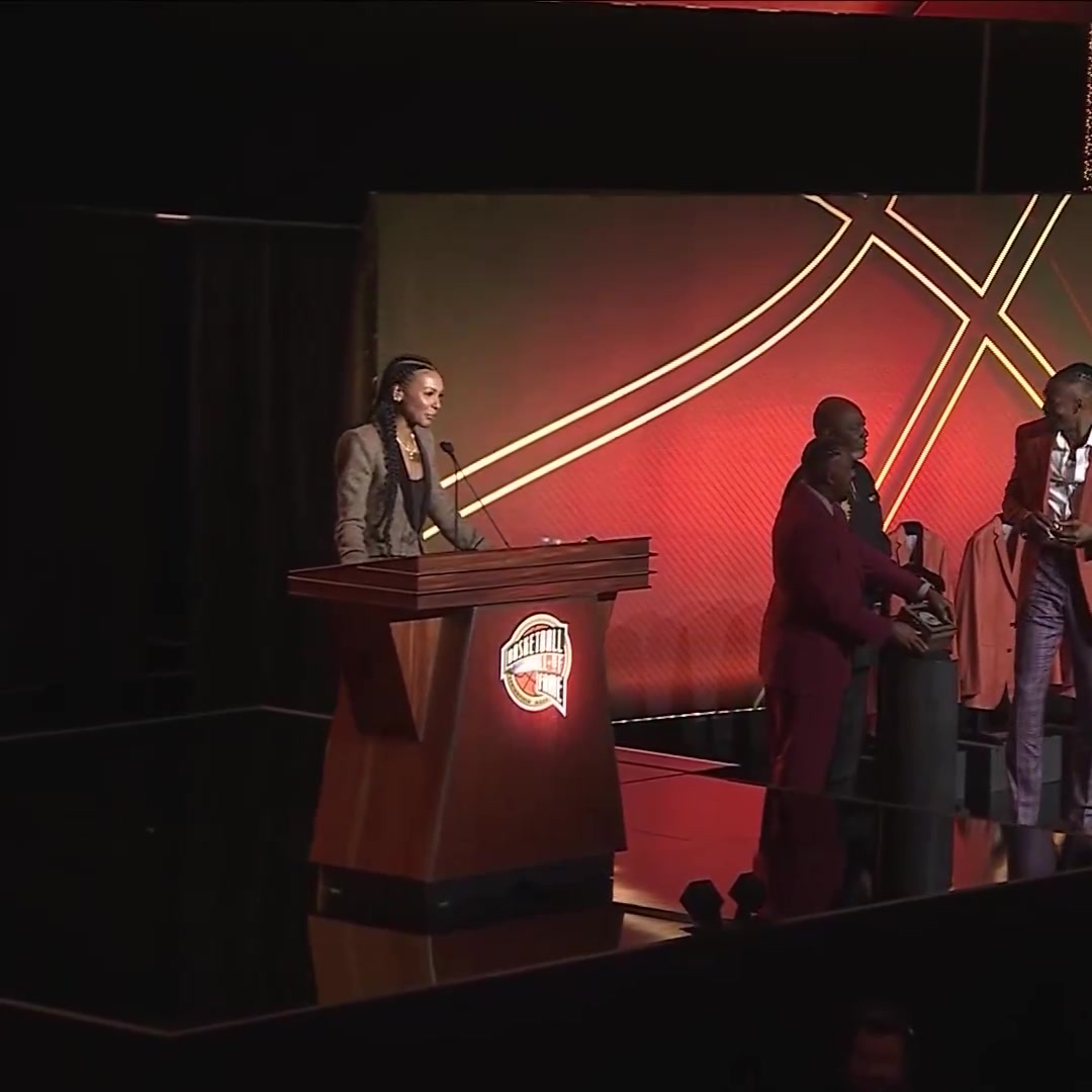 开云-韦德、波什、德隆、布泽尔、里德、普林斯等梦八成员领名人堂夹克