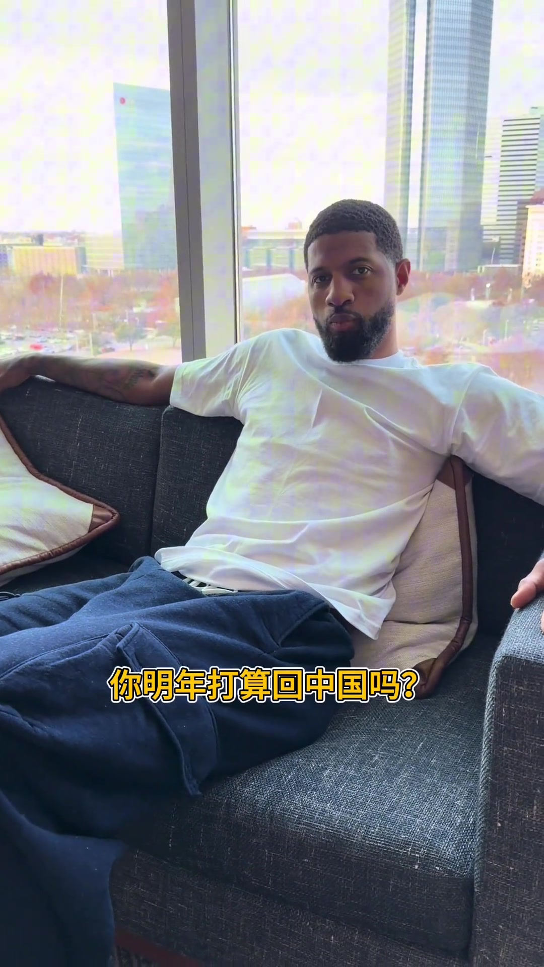 开云APP-乔治：希望夏天再去中国 听说中国有很漂亮的高尔夫球场 想去看看