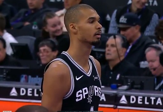 开云体育-轻松两分我不要！文班切入空篮没上进 自投自抢抛投2+1带队12-0！