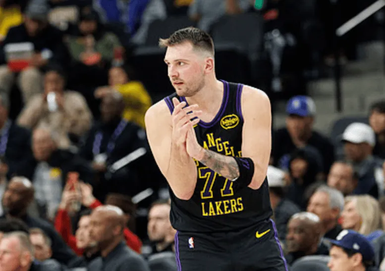 开云APP-湖人官方：东詹均可出战今日比赛，仅里夫斯蒂耶罗缺阵